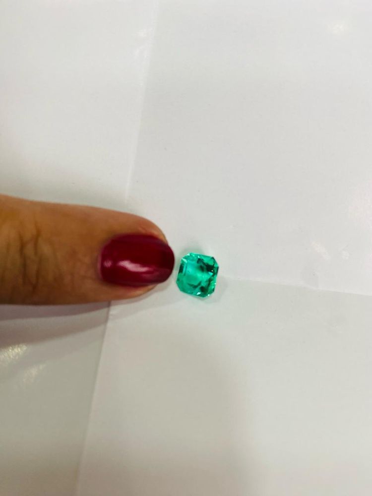 Esmeralda colombiana facetada de talla cuadrada